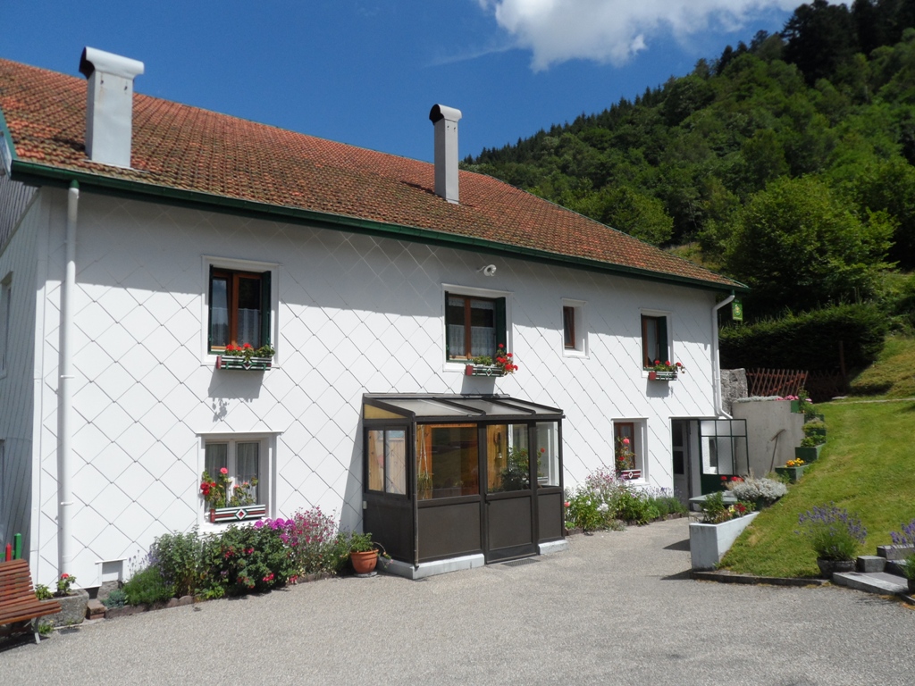 Façade de la ferme en été