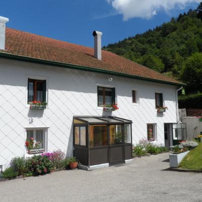 Façade de la ferme en été