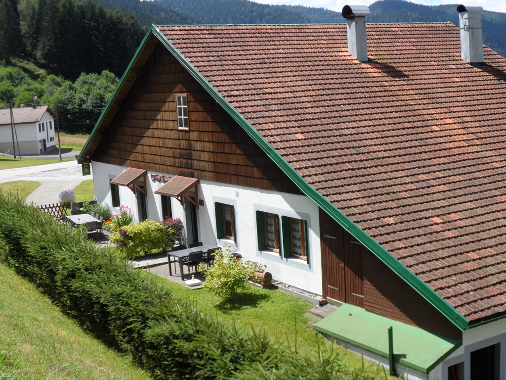 Façade gîtes le lynx et le chamois en été