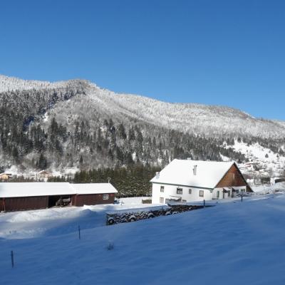 La ferme dans le paysage enneigé