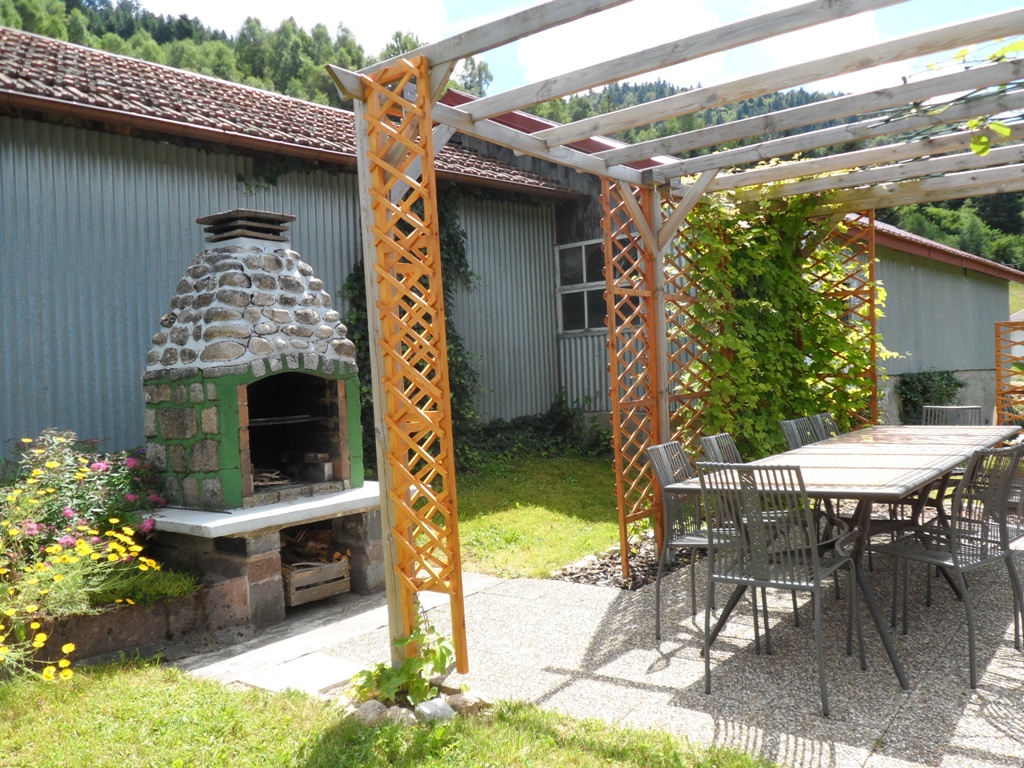 Salon de jardin commun avec barbecue