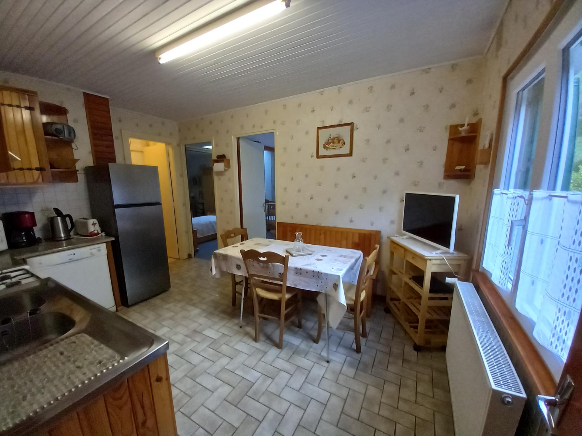 SALLE D'EAU AVEC DOUCHE ET LAVABO